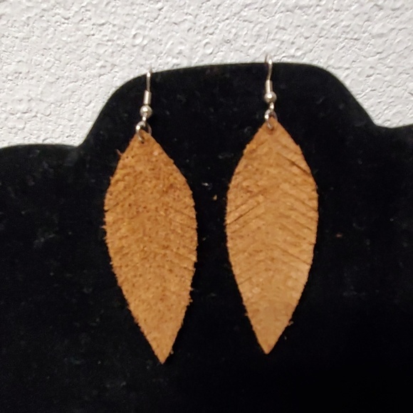Hand made | Leather leaf cut earungs. - Picture 2 of 2